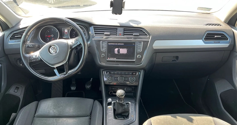 Volkswagen Tiguan cena 76900 przebieg: 182000, rok produkcji 2017 z Miechów małe 92